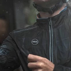 Veste De Pluie Gobik Pluvia True Black Unisex 2023 -Vélos Urbains Elegant Magasin chaqueta ligera impermeable pluvia true black cold season 22 gobik 6 700x 700x700 3