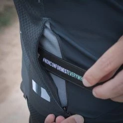 Veste Thermique Gobik Skimo Pro Dark Coal 39 Veste Thermique Gobik Skimo Pro Dark Coal -Vélos Urbains Elegant Magasin chaqueta skimo dark coal cold season 22 gobik 4 700x 700x700 1