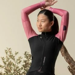 Maillot Manche Longue Gobik Cobble Blend Thar Rose Femme 2023 -Vélos Urbains Elegant Magasin maillot cobble blend mujer thar rose cold 2023 gobik 4 700x700 1