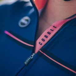 Maillot Manche Longue Gobik Cobble Sapphire Femme 39 Maillot Manche Longue Gobik Cobble Sapphire Femme -Vélos Urbains Elegant Magasin maillot cobble s a p p h i r e mujer 4 700x700 3