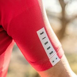 Maillot Manches Courtes Gobik Stark Cranberry Homme 100 Maillot Manches Courtes Gobik Stark Cranberry Homme -Vélos Urbains Elegant Magasin maillot hombre stark carnberry gobik warm series22 5 700x700 8