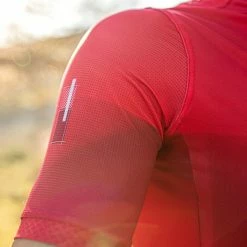 Maillot Manches Courtes Gobik Stark Cranberry Homme 107 Maillot Manches Courtes Gobik Stark Cranberry Homme -Vélos Urbains Elegant Magasin maillot hombre stark carnberry gobik warm series22 6 700x700 9